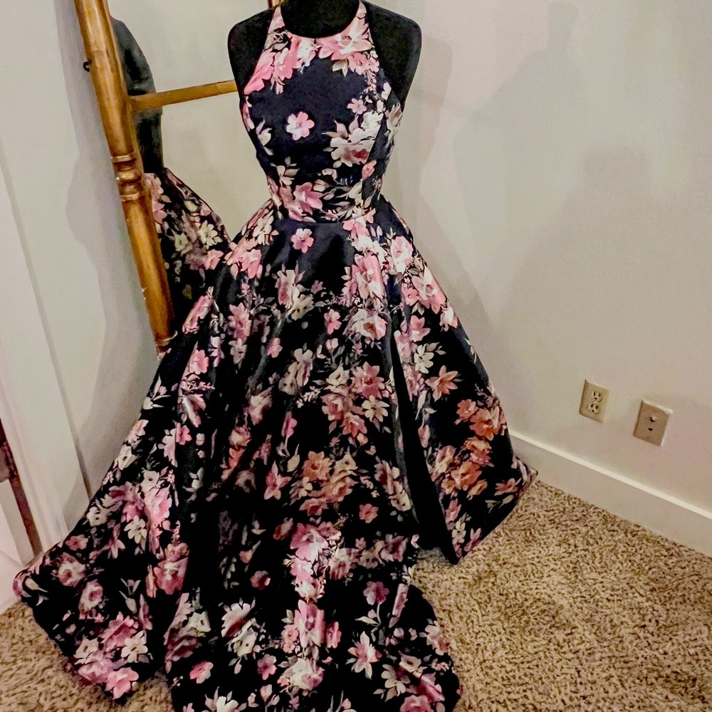 Gorgeous formal dress with lace back